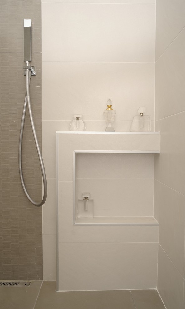 Immagine di una piccola stanza da bagno con doccia moderna con doccia a filo pavimento, piastrelle beige, piastrelle in ceramica, pareti beige, pavimento con piastrelle in ceramica e top in superficie solida