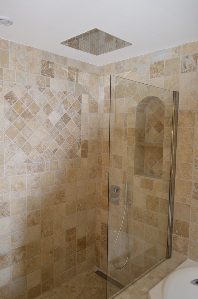 Bild på ett mellanstort medelhavsstil en-suite badrum, med beige skåp, ett hörnbadkar, en kantlös dusch, beige kakel, travertinkakel, ett nedsänkt handfat, marmorbänkskiva och beiget golv