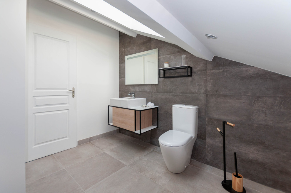 Réalisation d'une salle de bain principale urbaine de taille moyenne avec une douche à l'italienne, WC à poser, un carrelage gris, des carreaux de céramique, un mur gris, un sol en carrelage de céramique, un lavabo posé, un sol gris et un plan de toilette blanc.