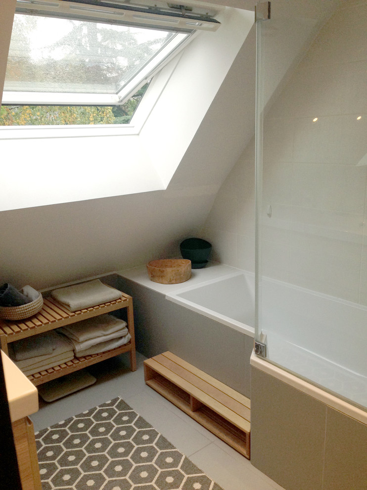 Modelo de cuarto de baño principal nórdico pequeño con baldosas y/o azulejos blancos, baldosas y/o azulejos grises y baldosas y/o azulejos de cerámica