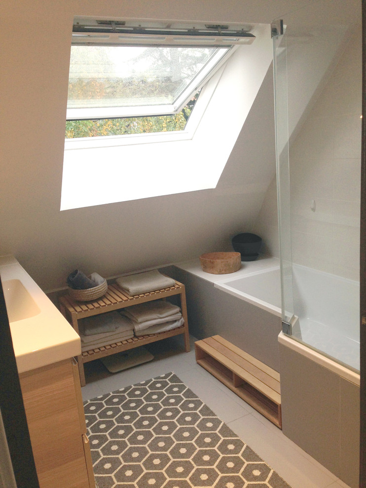 Idéer för att renovera ett litet skandinaviskt en-suite badrum, med vit kakel, grå kakel och keramikplattor