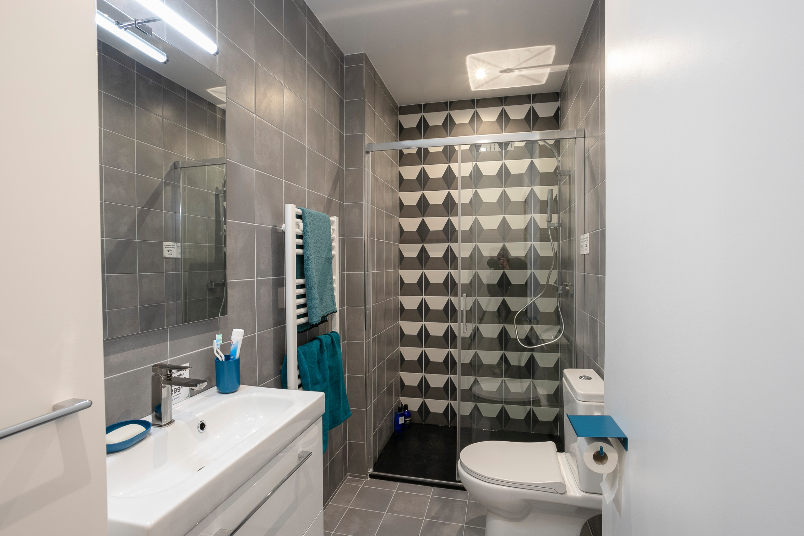 Salle de bains - Studio Victor - Modern - Bathroom - Paris - by Leroy Merlin  - Valence | Houzz