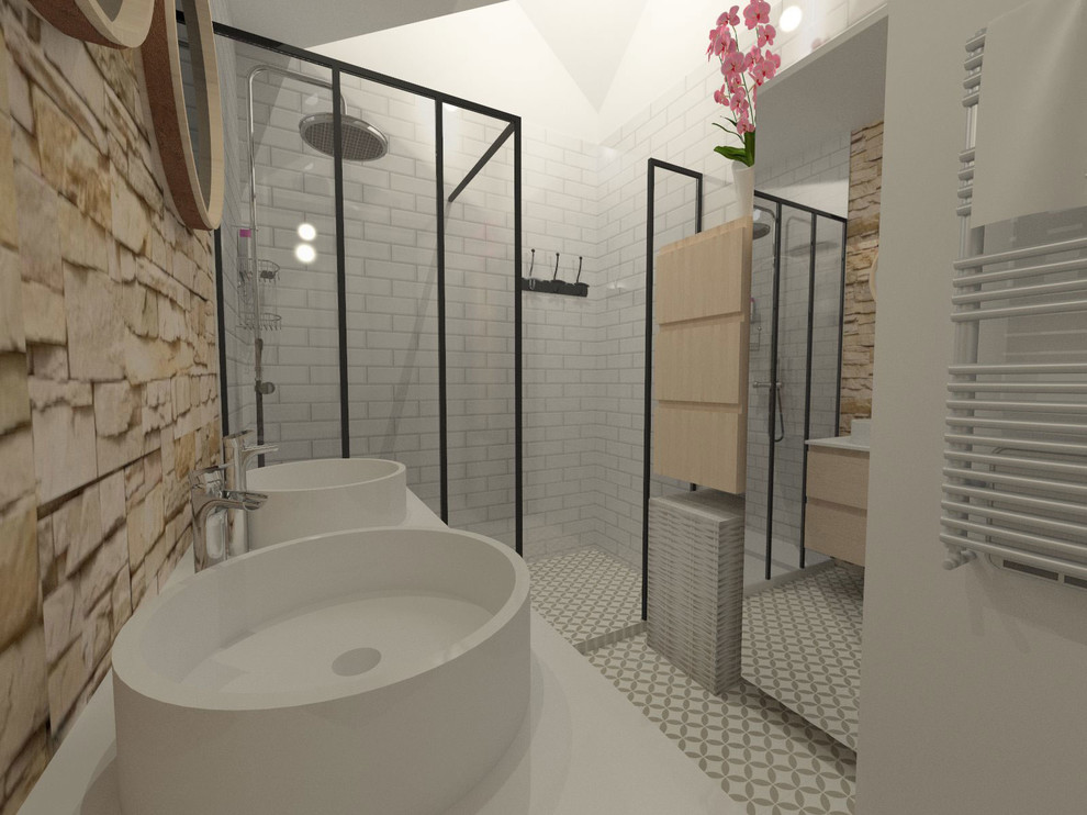 Foto på ett litet funkis badrum med dusch, med skåp i ljust trä, en kantlös dusch, beige kakel, stickkakel, beige väggar, klinkergolv i keramik, ett nedsänkt handfat, beiget golv och med dusch som är öppen