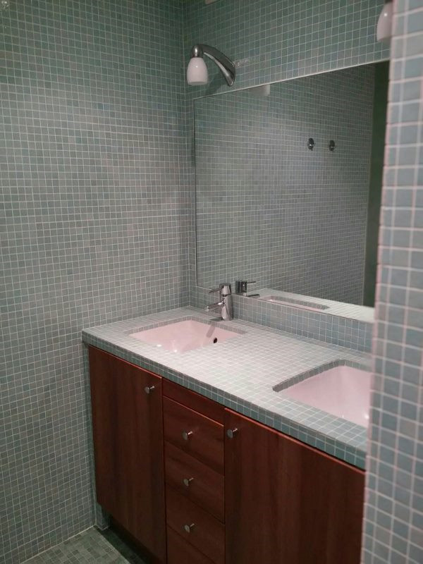 Bild på ett litet funkis grön grönt badrum med dusch, med en dusch i en alkov, grön kakel, mosaik, gröna väggar, mosaikgolv, ett undermonterad handfat, kaklad bänkskiva, grönt golv, med dusch som är öppen, släta luckor och skåp i mörkt trä