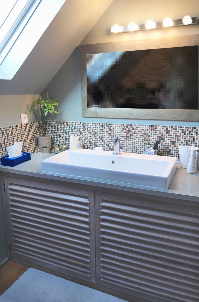 На фото: маленькая ванная комната в современном стиле с фасадами с филенкой типа жалюзи, плиткой мозаикой, паркетным полом среднего тона и душевой кабиной для на участке и в саду