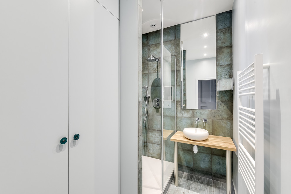 Идея дизайна: ванная комната в современном стиле с душем в нише, серой плиткой, металлической плиткой, белыми стенами, душевой кабиной, консольной раковиной, столешницей из дерева, серым полом, открытым душем и бежевой столешницей