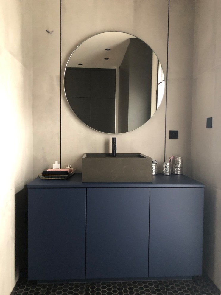 Foto di una stanza da bagno bohémian di medie dimensioni con ante lisce, ante blu, WC a due pezzi, piastrelle beige, piastrelle a listelli, pareti beige, pavimento con piastrelle in ceramica, lavabo da incasso, pavimento nero e top blu