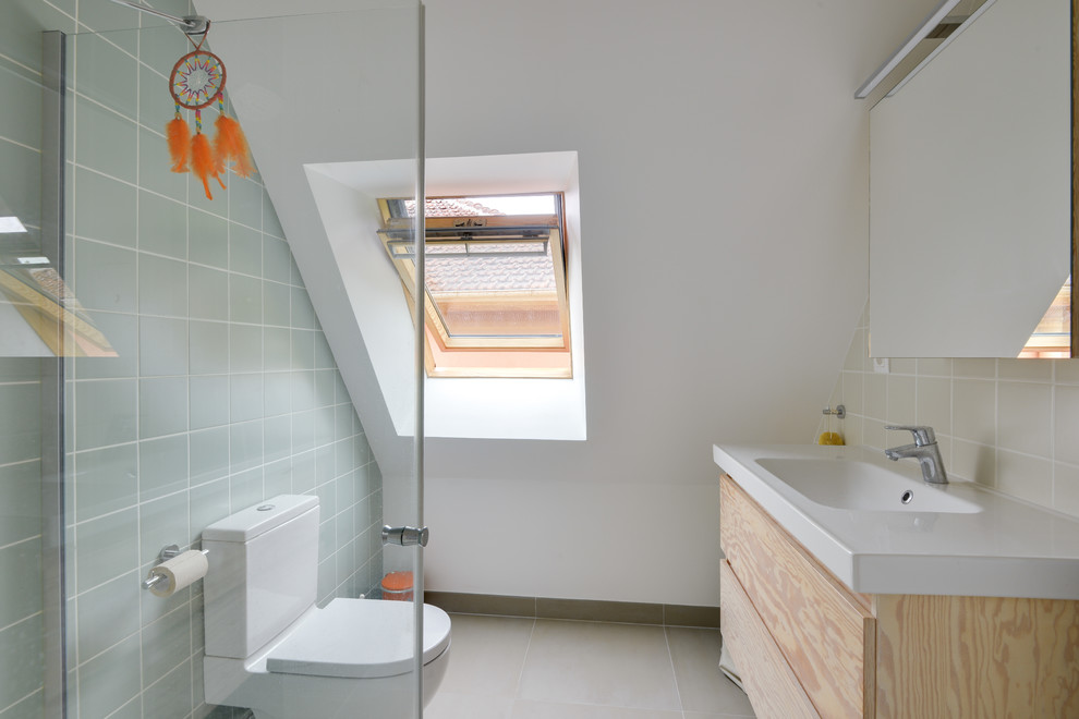 Идея дизайна: маленькая ванная комната в скандинавском стиле с плоскими фасадами, коричневыми фасадами, угловым душем, унитазом-моноблоком, зеленой плиткой, керамической плиткой, белыми стенами, полом из керамической плитки, душевой кабиной, врезной раковиной, серым полом и душем с распашными дверями для на участке и в саду