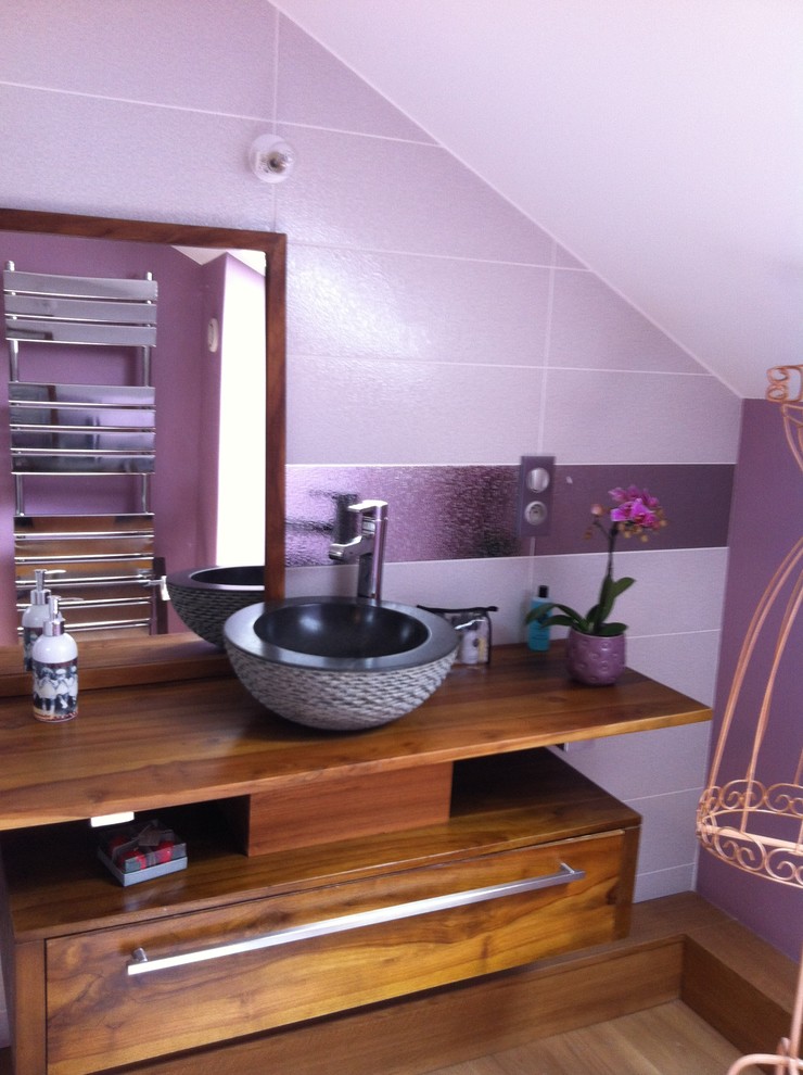 Inspiration pour une petite salle de bain design en bois clair avec un placard sans porte, une douche d'angle, WC suspendus, un carrelage rose, des carreaux de céramique, un mur rose, parquet clair, une vasque, un plan de toilette en bois et une cabine de douche à porte coulissante.