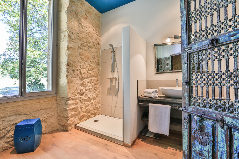 Diseño de cuarto de baño de estilo de casa de campo de tamaño medio con lavabo sobreencimera, ducha abierta, baldosas y/o azulejos beige, paredes blancas, suelo de madera en tonos medios, aseo y ducha y ducha abierta