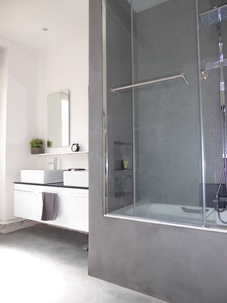 Foto di una stanza da bagno padronale minimal di medie dimensioni con pareti grigie, pavimento in cemento e top in cemento