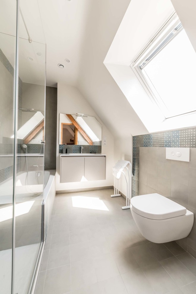 Стильный дизайн: главная ванная комната в морском стиле с инсталляцией и консольной раковиной - последний тренд