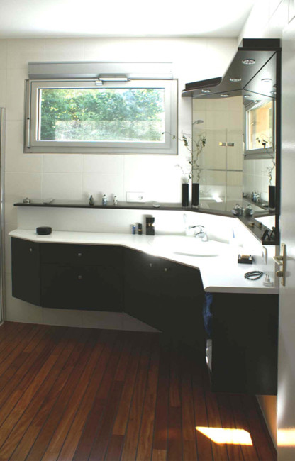 Inspiration for a contemporary bathroom remodel in Rennes