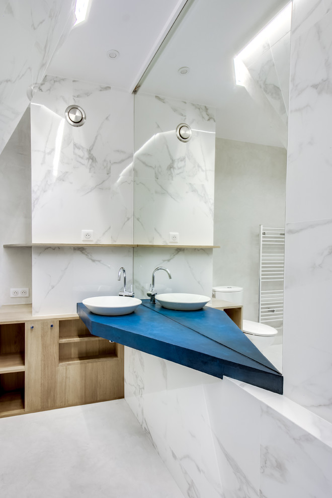 Стильный дизайн: ванная комната в современном стиле с открытым душем, унитазом-моноблоком, синими стенами, бетонным полом, накладной раковиной, белым полом и открытым душем - последний тренд