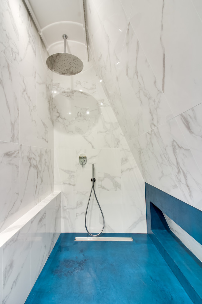 Foto di una stanza da bagno contemporanea con doccia aperta, WC monopezzo, pareti blu, pavimento in cemento, lavabo da incasso, pavimento bianco e doccia aperta