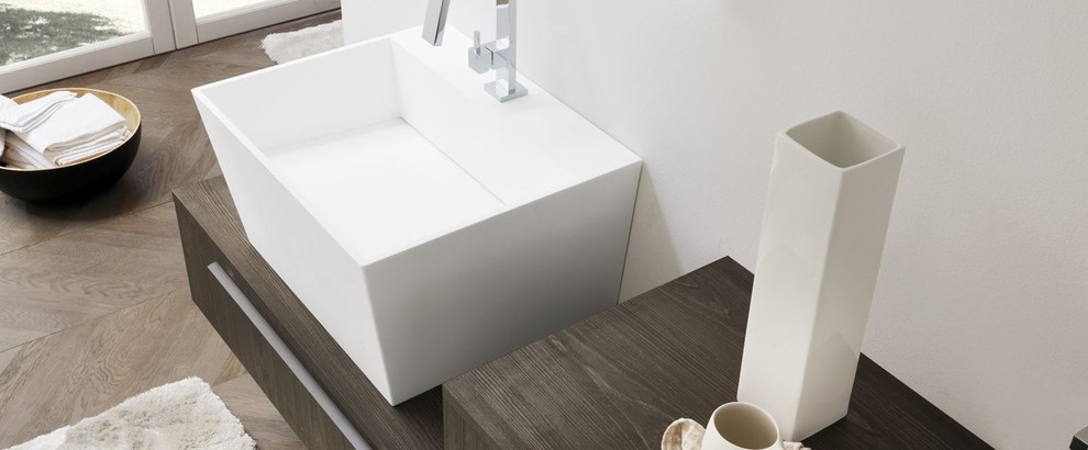 Стильный дизайн: большая главная ванная комната в стиле модернизм с фасадами с декоративным кантом, серыми фасадами, накладной ванной, открытым душем, инсталляцией, серой плиткой, мраморной плиткой, разноцветными стенами, полом из керамической плитки, консольной раковиной и столешницей из плитки - последний тренд