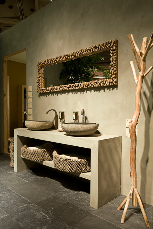 This is an example of a modern bathroom in Grenoble.