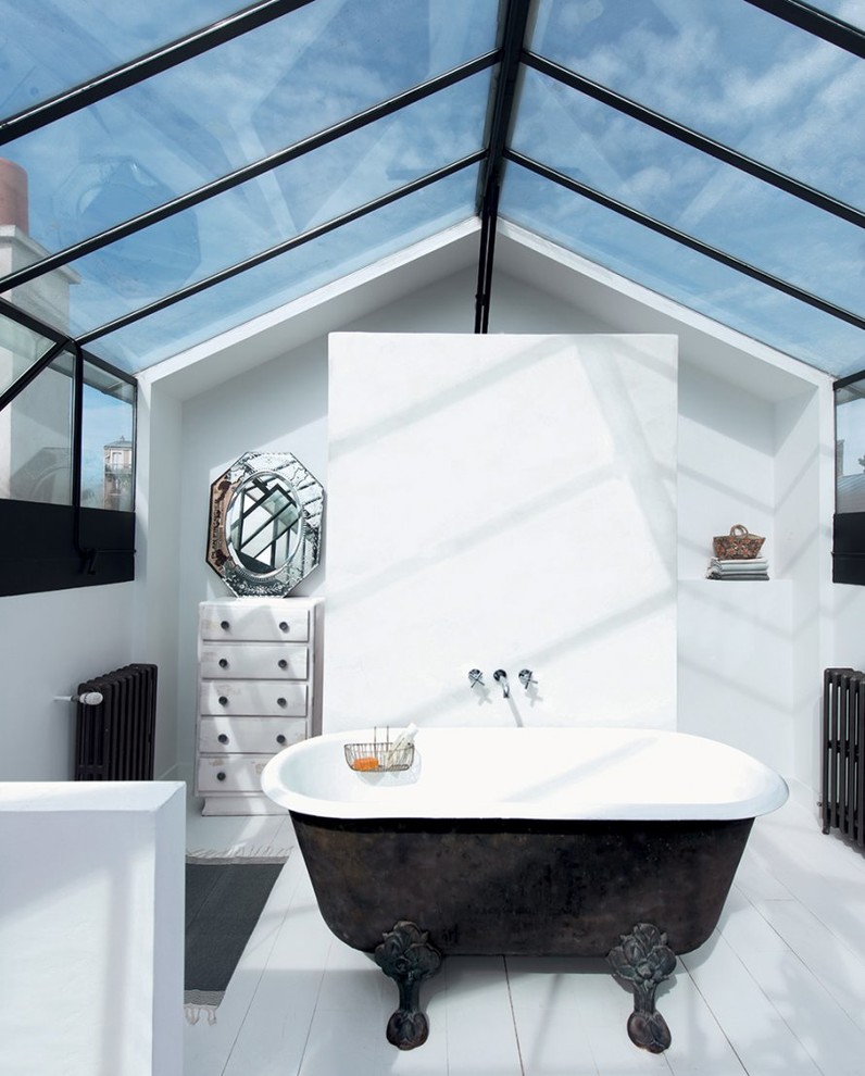 Exemple d'une salle de bain principale éclectique en bois vieilli de taille moyenne avec une baignoire sur pieds, un mur blanc et parquet peint.