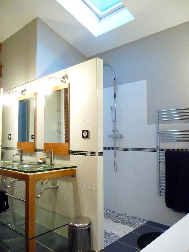 Inspiration pour une salle de bain principale design en bois brun avec un lavabo de ferme, un plan de toilette en verre, une douche à l'italienne, un carrelage blanc, des carreaux de céramique, un mur gris et un sol en galet.