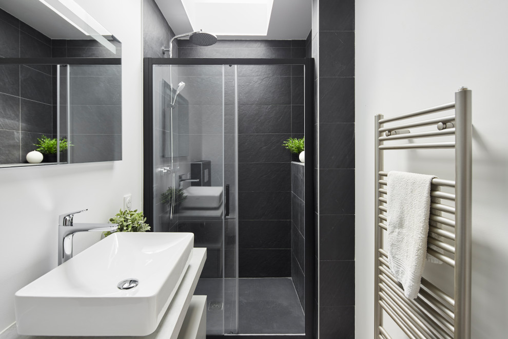 Inspiration för ett litet funkis vit vitt badrum med dusch, med grå skåp, en kantlös dusch, svart kakel, vita väggar, ett konsol handfat, grått golv och dusch med skjutdörr