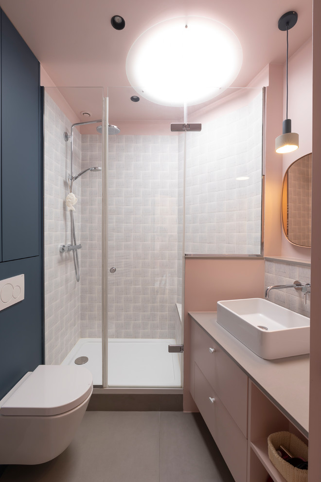 Imagen de cuarto de baño principal contemporáneo de tamaño medio con bañera encastrada, ducha a ras de suelo, baldosas y/o azulejos blancos, paredes blancas, lavabo bajoencimera, suelo blanco y ducha abierta