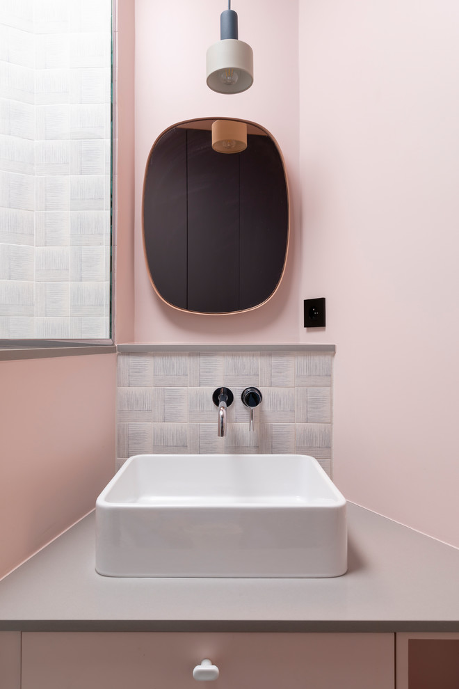 Idéer för ett mellanstort modernt grå badrum för barn, med rosa väggar och ett fristående handfat