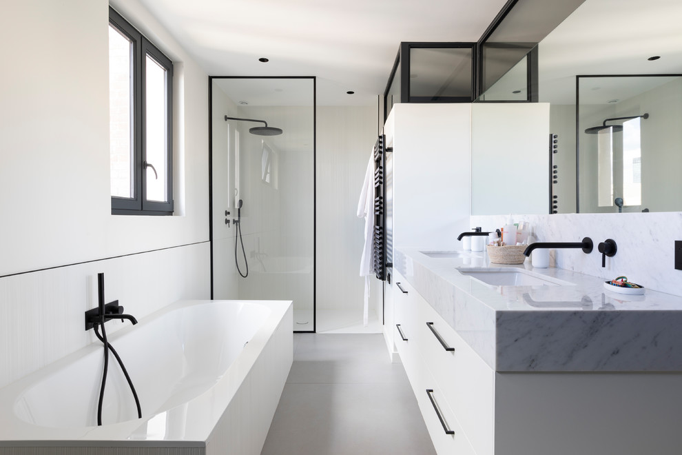 Idées déco pour une salle de bain principale contemporaine de taille moyenne avec une baignoire posée, une douche à l'italienne, un carrelage blanc, un mur blanc, un lavabo encastré, un sol blanc et aucune cabine.