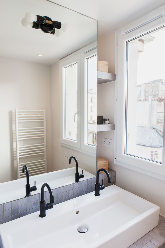 Foto på ett litet minimalistiskt grå badrum med dusch, med luckor med glaspanel, en dusch i en alkov, grå kakel, mosaik, grå väggar, klinkergolv i keramik, ett nedsänkt handfat, kaklad bänkskiva, grått golv och dusch med skjutdörr