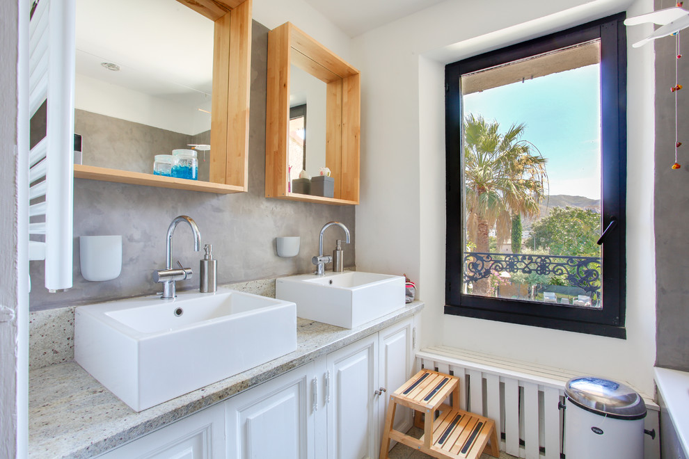 Идея дизайна: главная ванная комната в скандинавском стиле с фасадами с выступающей филенкой, белыми фасадами, белыми стенами и настольной раковиной