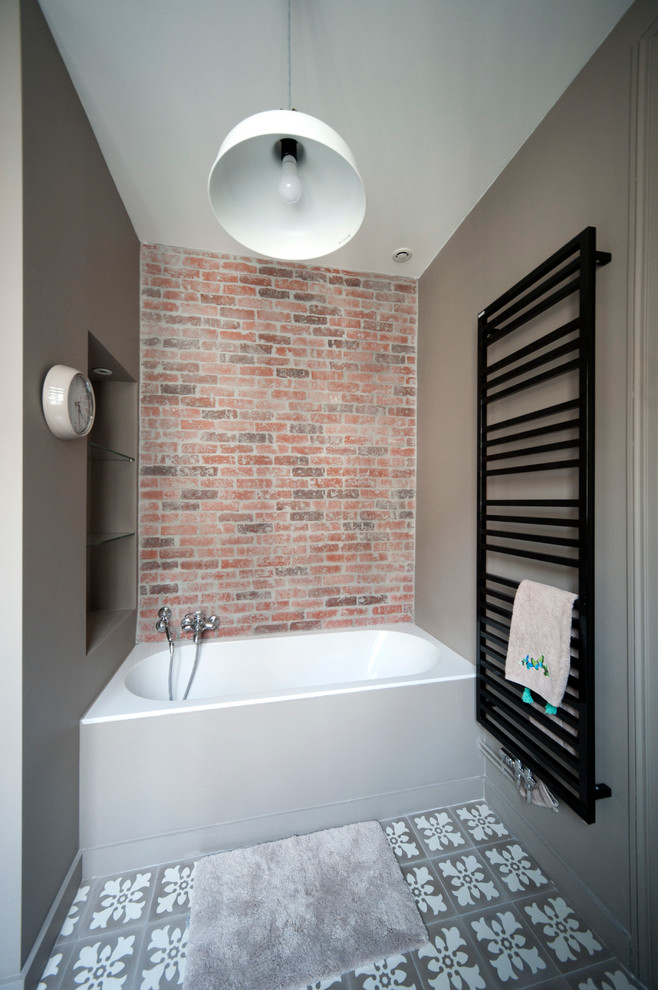 Inspiration för ett industriellt en-suite badrum, med ett badkar i en alkov, bruna väggar, klinkergolv i keramik och röd kakel