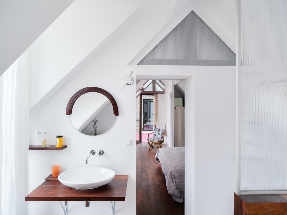 Mittelgroßes Skandinavisches Badezimmer En Suite in Dachschräge mit Aufsatzwaschbecken, weißer Wandfarbe, Waschtisch aus Holz und dunklem Holzboden in Rennes