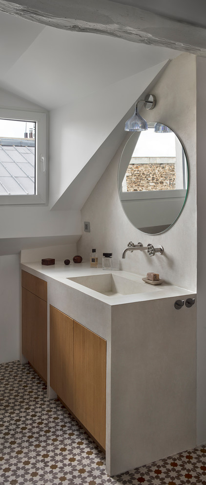 Источник вдохновения для домашнего уюта: ванная комната в скандинавском стиле с плоскими фасадами, светлыми деревянными фасадами, белыми стенами, монолитной раковиной, разноцветным полом и белой столешницей