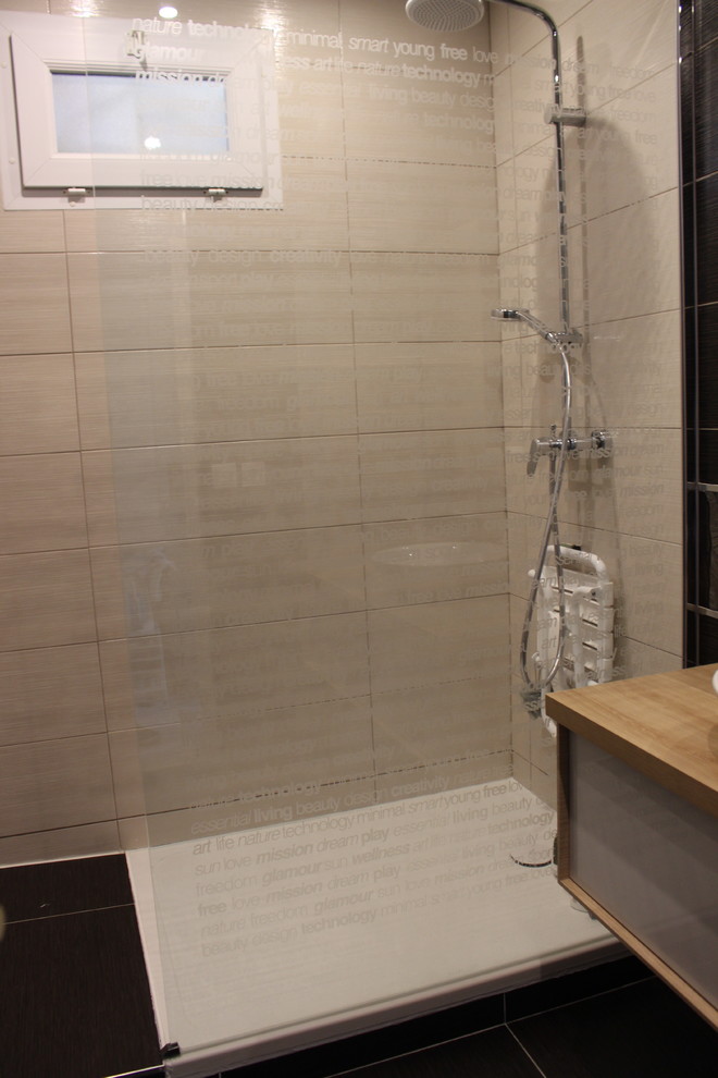Cette image montre une salle de bain principale chalet de taille moyenne avec une douche à l'italienne, un sol en carrelage de porcelaine, un plan de toilette en bois, un sol noir et aucune cabine.