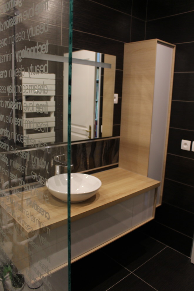 Inspiration för mellanstora rustika en-suite badrum, med en kantlös dusch, klinkergolv i porslin, träbänkskiva, svart golv och med dusch som är öppen