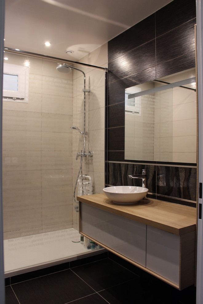 Modelo de cuarto de baño principal minimalista de tamaño medio con ducha a ras de suelo, suelo de baldosas de porcelana, encimera de madera, suelo negro y ducha abierta