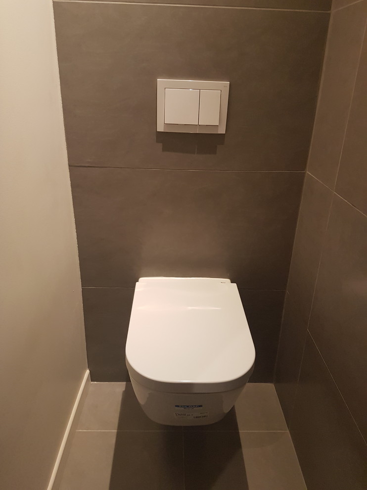 Small modern cloakroom in Lyon with beige tiles, ceramic tiles, beige walls, a console sink and beige floors.