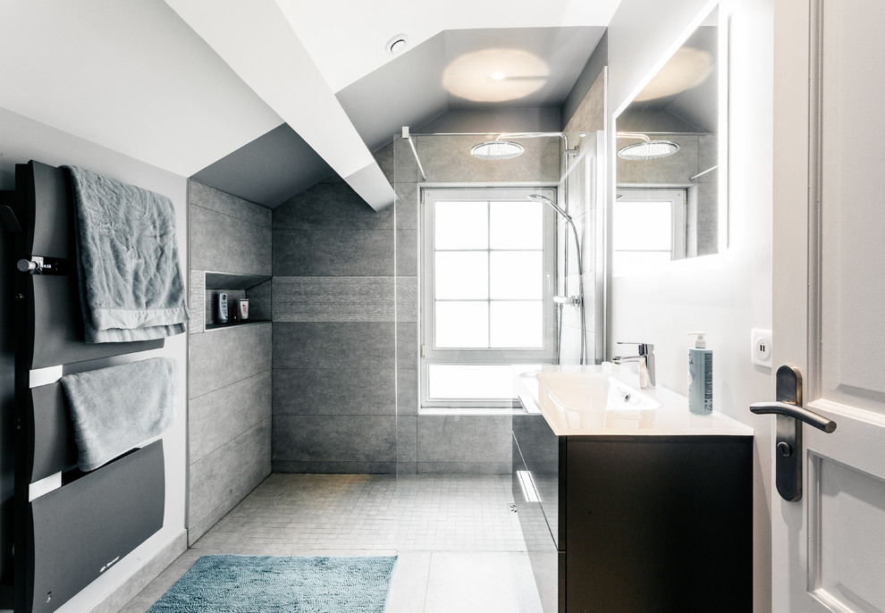 Свежая идея для дизайна: ванная комната в современном стиле с плоскими фасадами, черными фасадами, белой плиткой, белыми стенами, монолитной раковиной, белым полом и открытым душем - отличное фото интерьера