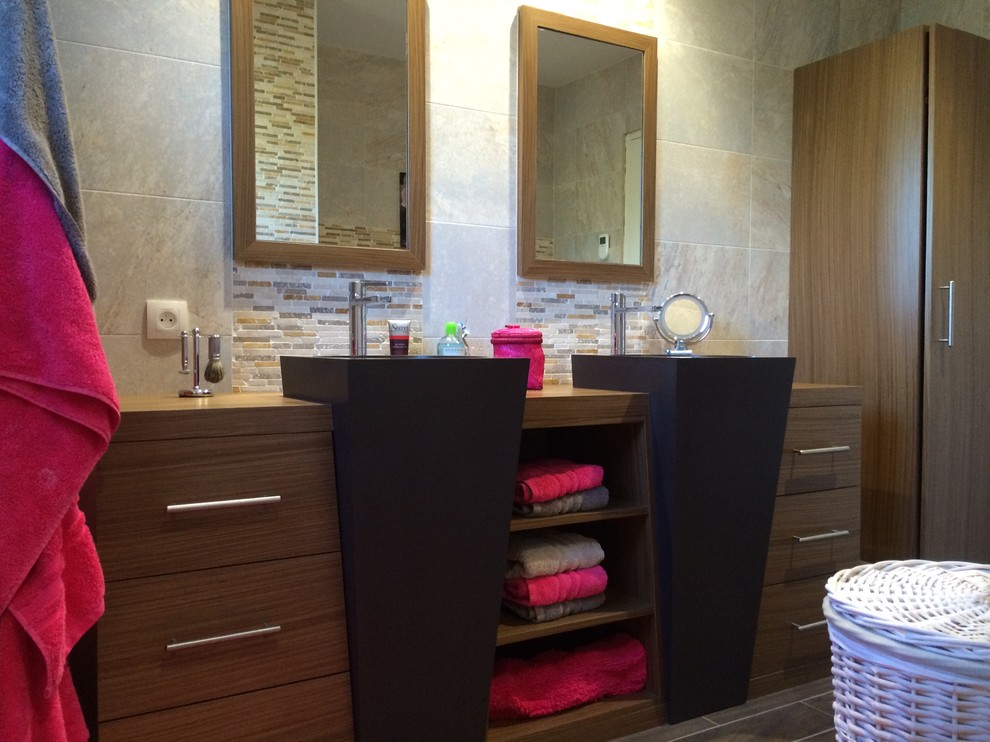 Immagine di una stanza da bagno padronale contemporanea di medie dimensioni con lavabo a bacinella, ante in legno scuro, top in legno, doccia a filo pavimento, piastrelle grigie, piastrelle in ceramica e pareti beige