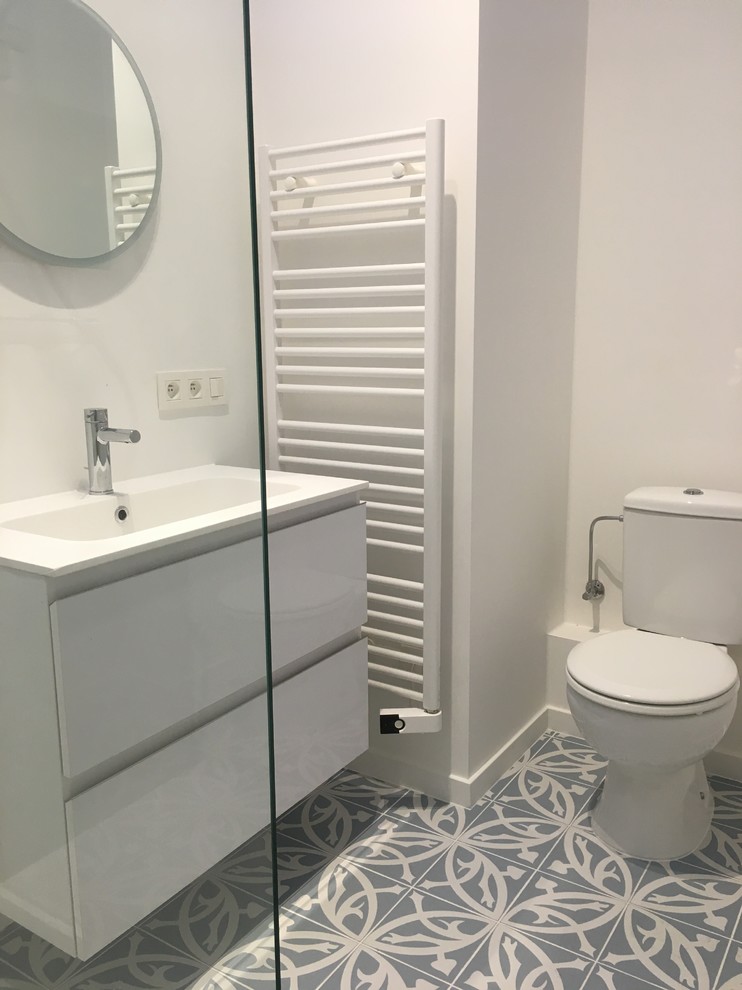 Foto di una piccola stanza da bagno con doccia nordica con doccia a filo pavimento e pavimento con piastrelle in ceramica