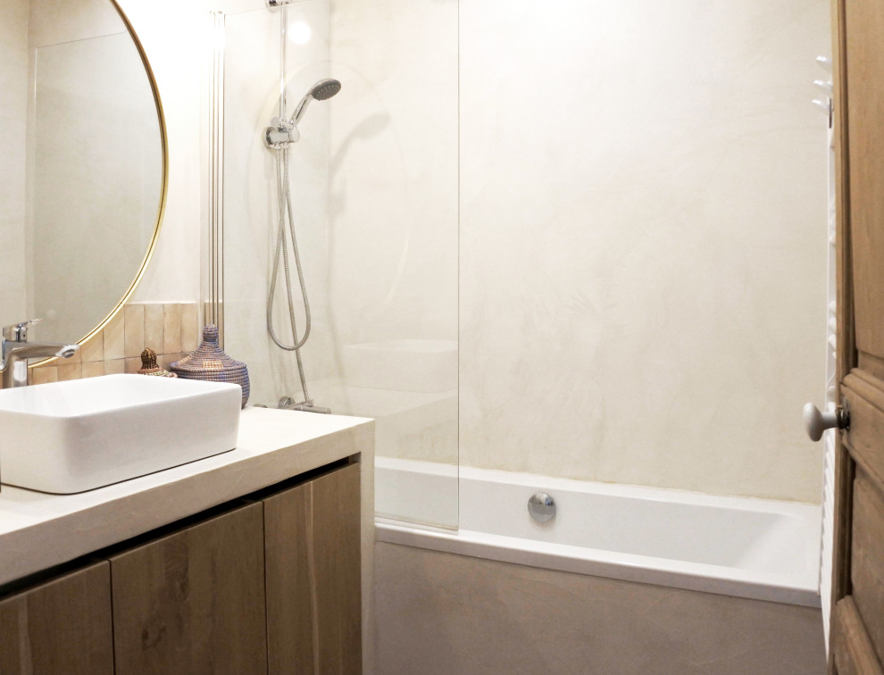 Foto på ett litet medelhavsstil beige en-suite badrum, med luckor med profilerade fronter, skåp i ljust trä, perrakottakakel, beige väggar, klinkergolv i terrakotta, bänkskiva i betong och rött golv