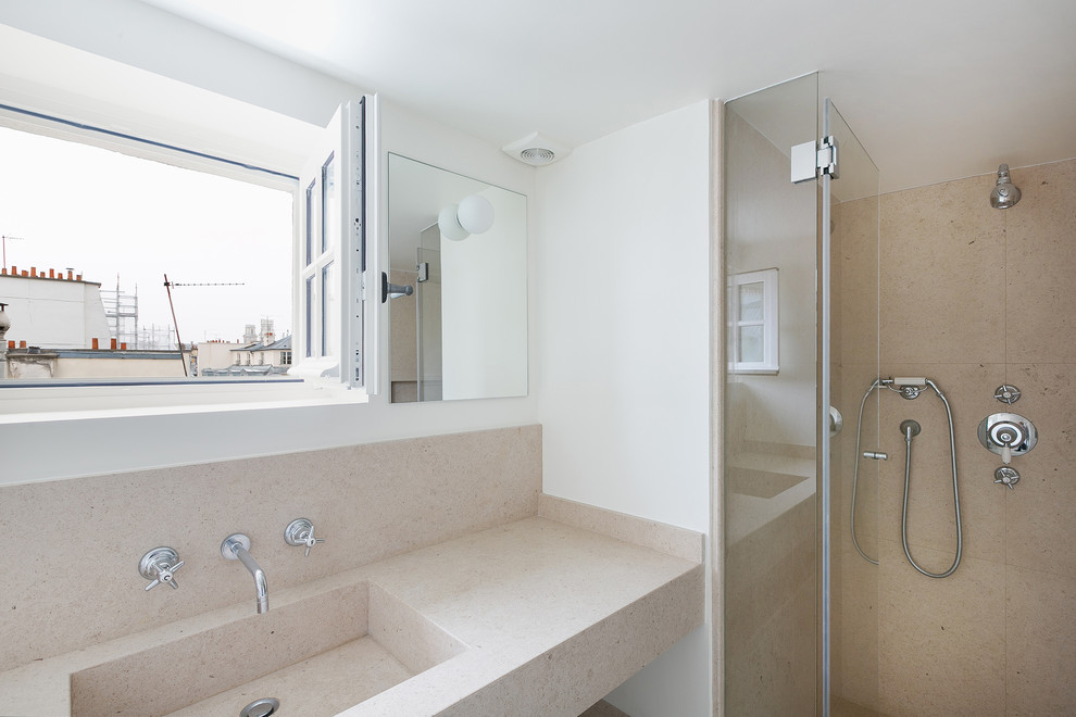 Cette photo montre une douche en alcôve tendance avec un lavabo intégré et un carrelage beige.