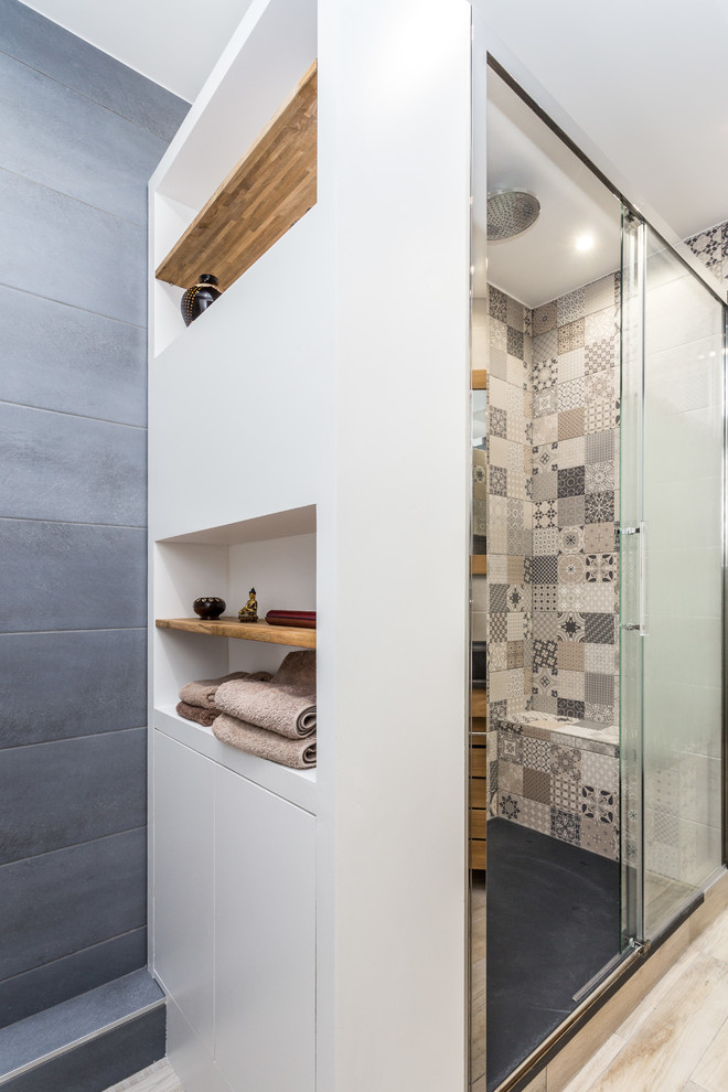séparation douche et toilettes Éclectique Salle de Bain Paris par 2parmetre Architecte