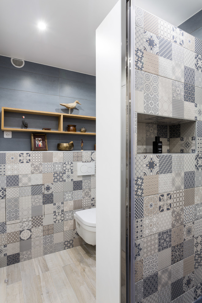 Idee per una stanza da bagno con doccia boho chic di medie dimensioni con doccia a filo pavimento, piastrelle bianche, piastrelle in ceramica, pavimento con piastrelle in ceramica, pavimento beige e nicchia