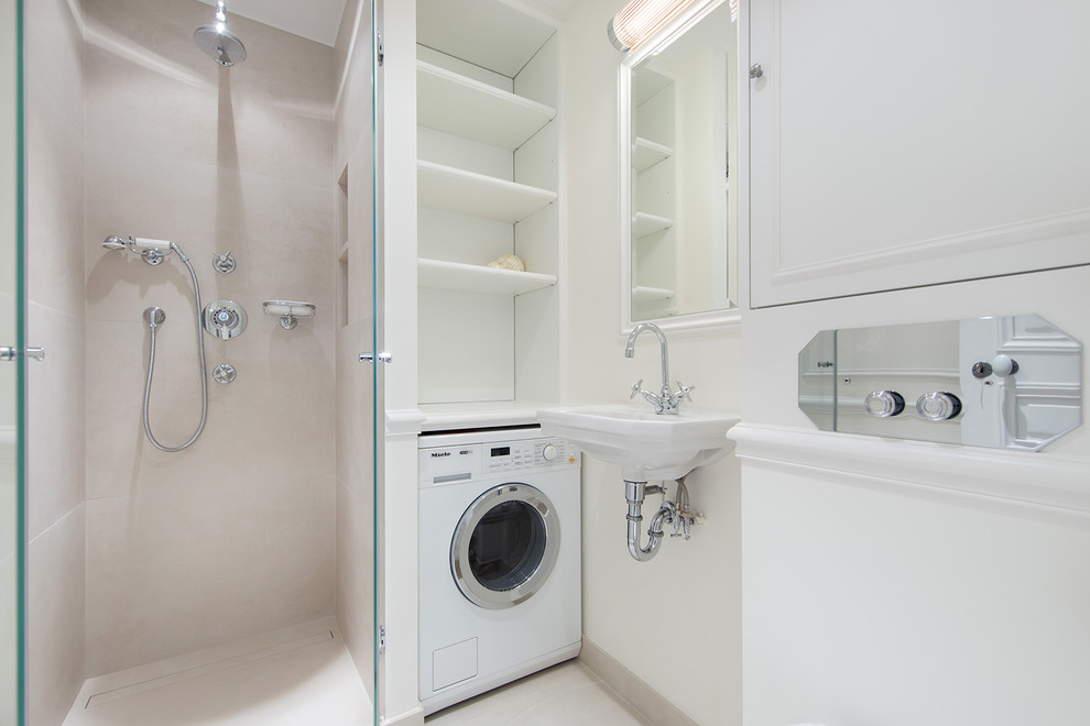 На фото: маленькая ванная комната со стиральной машиной в стиле неоклассика (современная классика) с душем в нише, белыми стенами, душевой кабиной и подвесной раковиной для на участке и в саду с
