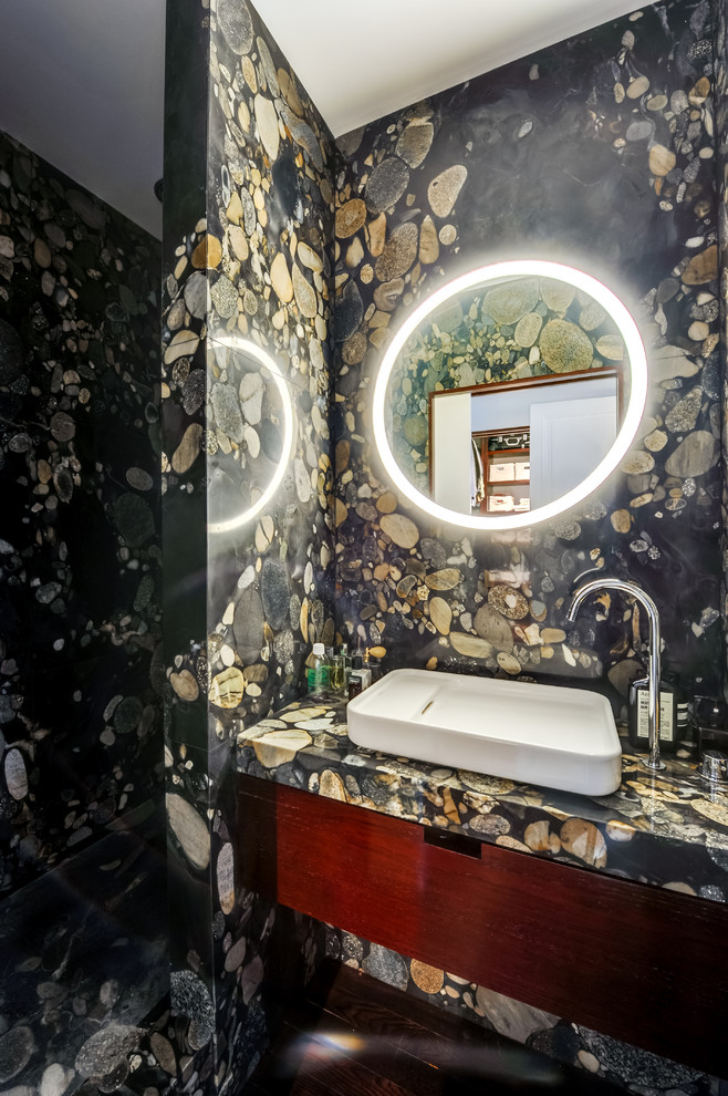 パリにある高級な小さなコンテンポラリースタイルのおしゃれな浴室 (フラットパネル扉のキャビネット、マルチカラーの壁、ベッセル式洗面器、濃色木目調キャビネット) の写真