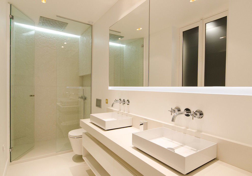 Esempio di un'ampia stanza da bagno con doccia minimal con lavabo a bacinella, top in cemento, doccia alcova e pareti beige
