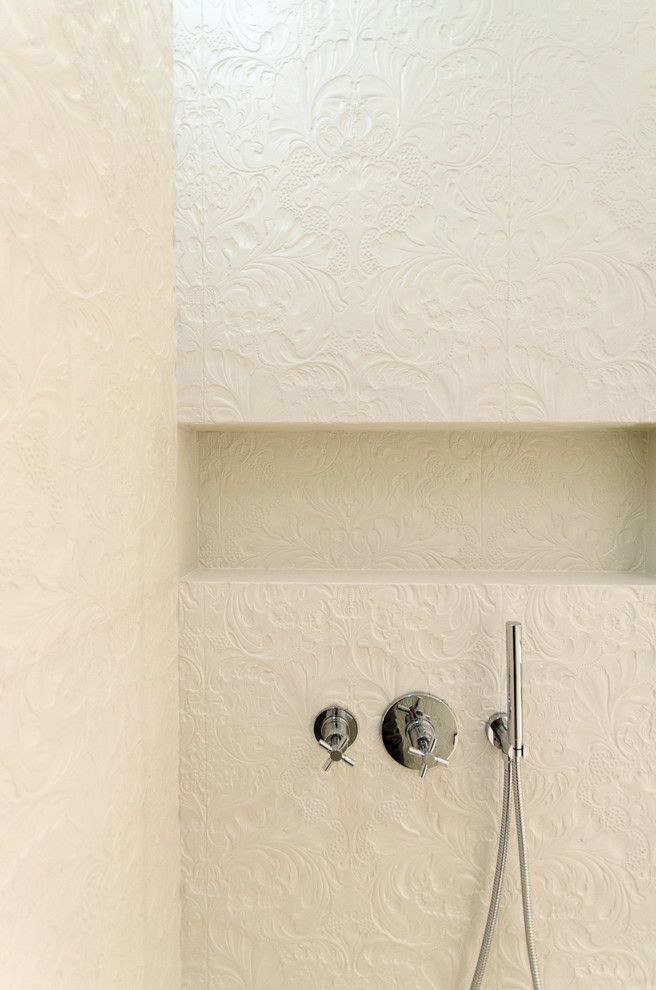 Modern inredning av ett mycket stort badrum med dusch, med ett fristående handfat, bänkskiva i betong, en dusch i en alkov och beige väggar