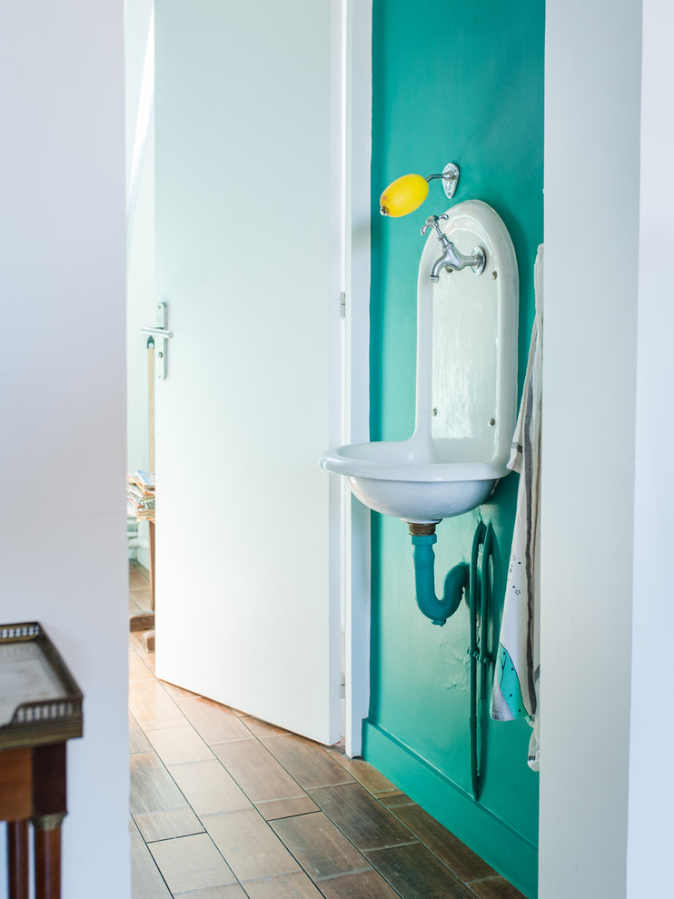Imagen de cuarto de baño contemporáneo pequeño con paredes verdes, suelo de madera oscura, aseo y ducha, lavabo suspendido y suelo marrón