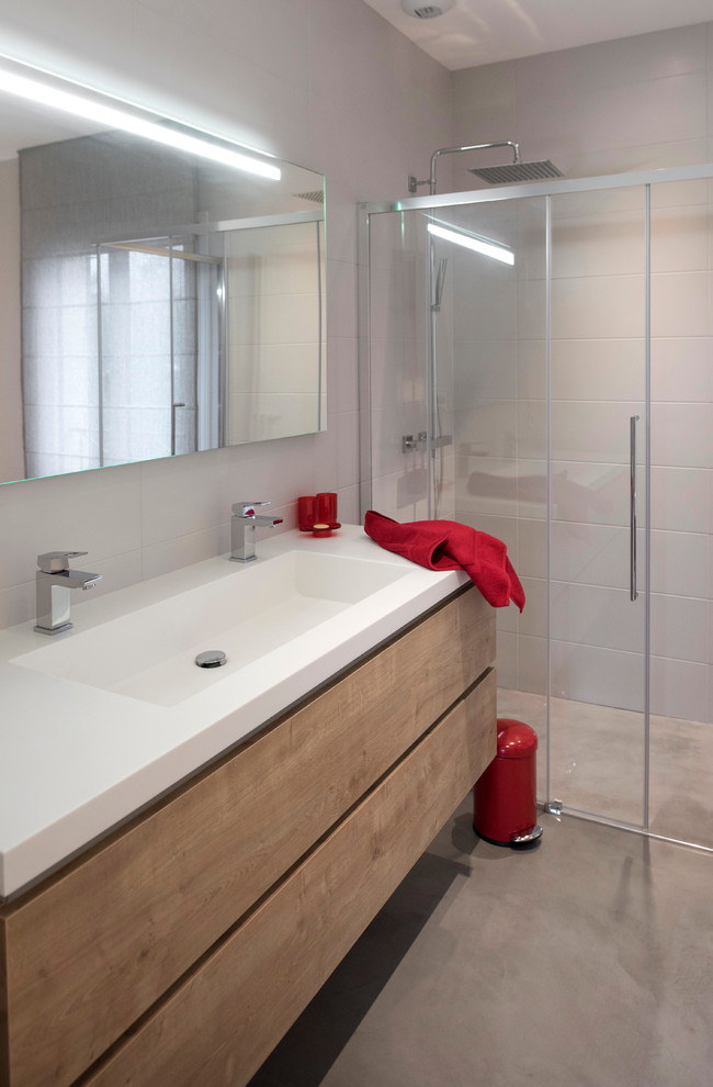 Bathroom - contemporary bathroom idea in Lyon