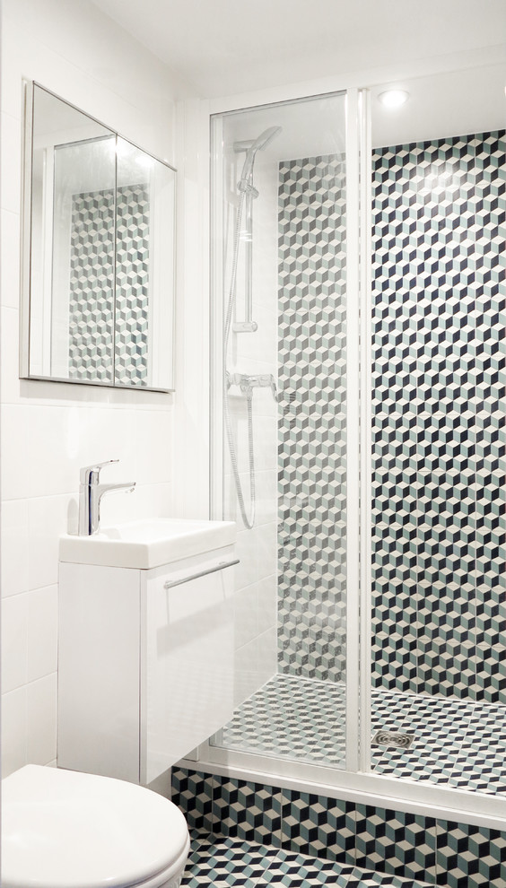 На фото: главная ванная комната в современном стиле с плоскими фасадами, душем в нише, инсталляцией, цементной плиткой, белыми стенами, белыми фасадами, белой плиткой, разноцветной плиткой, полом из керамической плитки и монолитной раковиной с